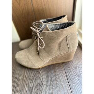 TOMS Desert Wedge Booties Women's‎ Size 8.5 Tan Suede Lace Up Ankle Boots